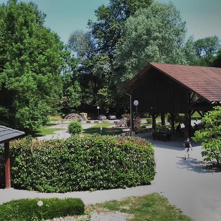 Le Camping Des 3 Lacs Belmont-Tramonet Exterior foto